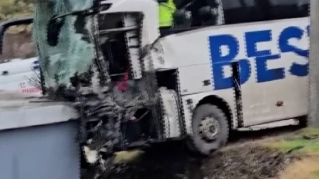 Şırnak'ta yolcu otobüsü ile TIR'ın çarpışması sonucu 15 kişi yaralandı.
