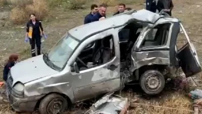Sivas'ta bir hafif ticari aracın devrilmesi sonucu 5 kişi yaralandı,