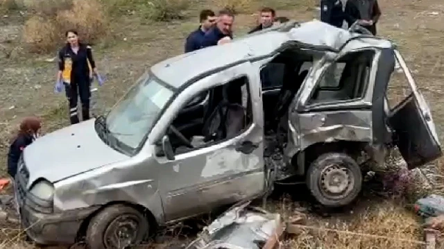 Sivas'ta bir hafif ticari aracın devrilmesi sonucu 5 kişi yaralandı,