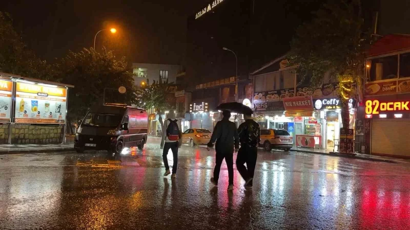 Şanlıurfa’nın Siverek ilçesinde bastıran sağanak yağış, sokakları suyla doldurdu; bazı