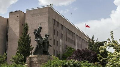 Organize suç örgütü soruşturmasında gözaltına alınan 24 kişiden 19'u tutuklanırken,