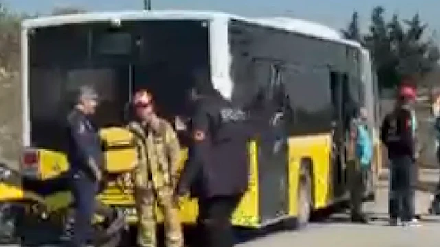 Sultangazi'de direksiyon hakimiyetini kaybeden İETT otobüsü, duvara çarparak durdu. Kazada
