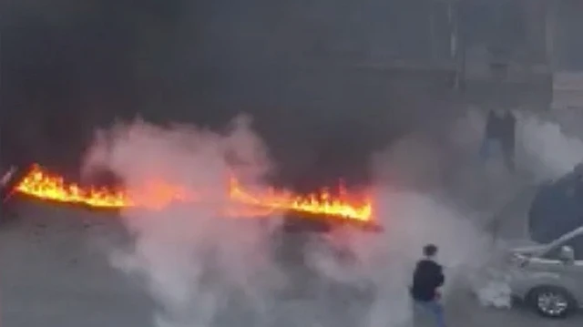 Sultangazi'de çöp konteynerine dökülen tiner, sigara izmaritiyle yangın çıkardı. Alevler