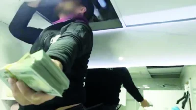 İstanbul'da gerçekleştirilen operasyonda, tavan aralarında saklanan milyonlarca lira nakit ve