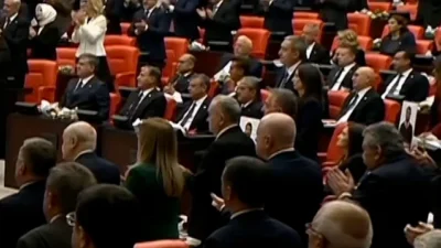 Cumhurbaşkanı Erdoğan'ın katıldığı TBMM Genel Kurulu'nda, Yeni Parti grubunun ayağa