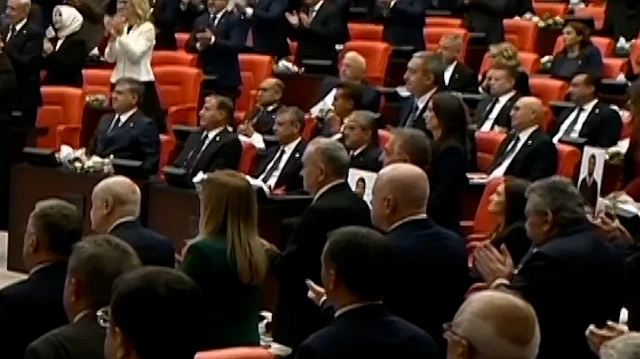 Cumhurbaşkanı Erdoğan'ın katıldığı TBMM Genel Kurulu'nda, Yeni Parti grubunun ayağa