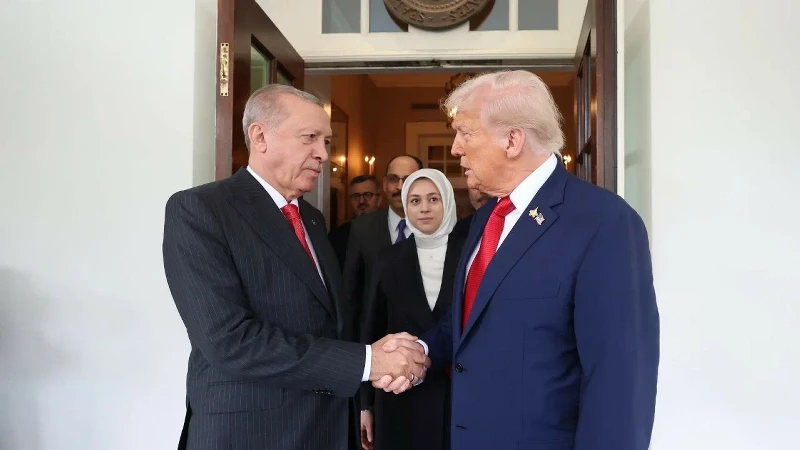 Cumhurbaşkanı Erdoğan, Trump ile yaptığı görüşmede Türkiye-ABD ilişkilerini geliştirme kararlılığını