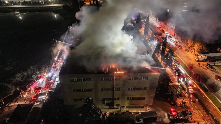 Tuzla'daki bir ayakkabı fabrikasında çıkan yangın, itfaiye ekiplerinin yoğun mücadelesine