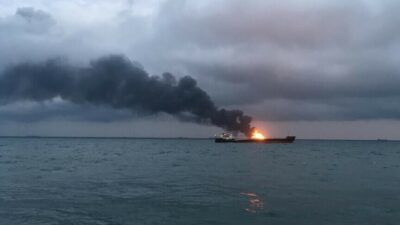 Umman açıklarında bir Panama bandıralı gemide yangın çıktı. 10 kişilik