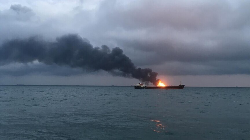 Umman açıklarında bir Panama bandıralı gemide yangın çıktı. 10 kişilik