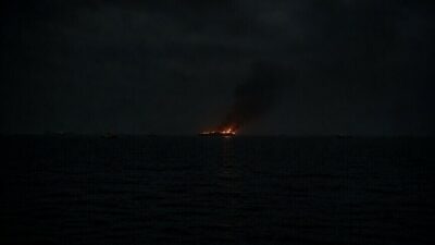 Umman açıklarında bir tanker, bilinmeyen bir mühimmatla saldırıya uğradı. Mürettebatın