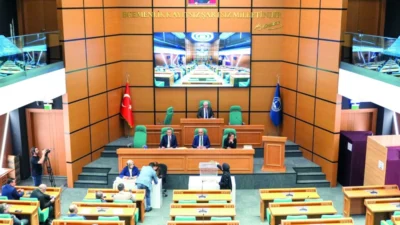 Üsküdar'da başkan vekilliği seçiminde muhalefet aday çıkarmayarak büyük bir tartışma