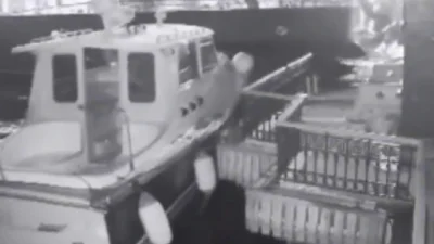 Üsküdar'da bir yolcu vapurunun yalıya çarptığı anlar güvenlik kameralarına yansıdı.