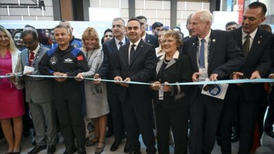 Bakan Kacır, 77. Uluslararası Uzay Kongresi'nde Türkiye pavilyonunun açılışını yaptı.