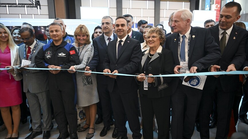 Bakan Kacır, 77. Uluslararası Uzay Kongresi'nde Türkiye pavilyonunun açılışını yaptı.