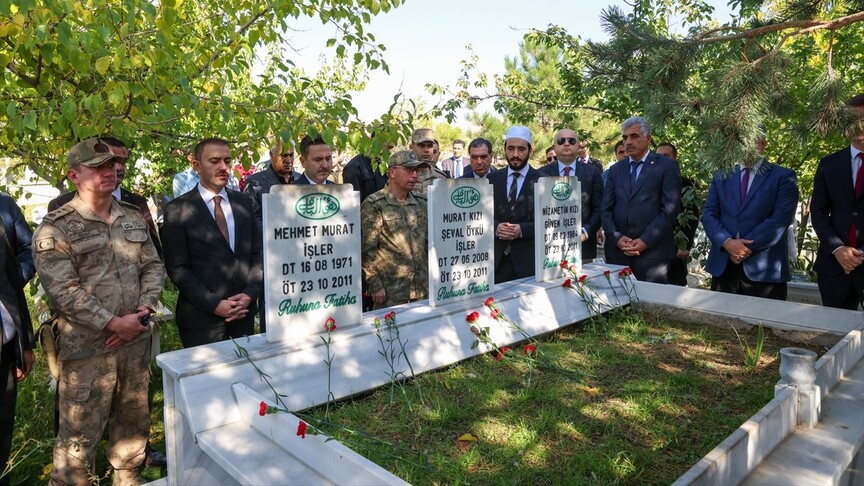 Van'da 15 yıl önce yaşanan depremde hayatını kaybedenler, düzenlenen anma