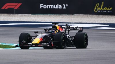 Max Verstappen, Singapur Grand Prix'sindeki sprint yarışında birinci olarak 8