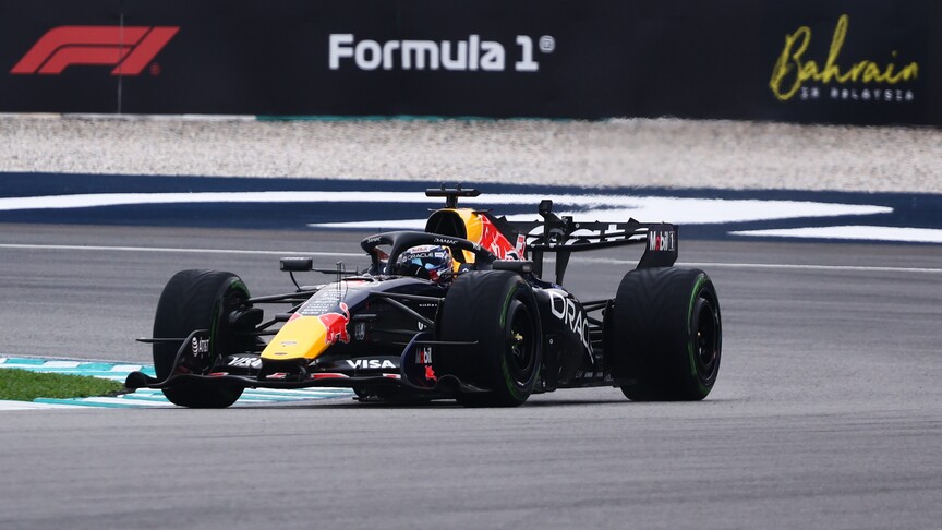 Max Verstappen, Singapur Grand Prix'sindeki sprint yarışında birinci olarak 8