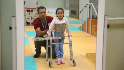 Filistinli Sıla, Türkiye'de geçirdiği başarılı ameliyatın ardından fizik tedavi sürecine