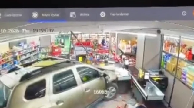 Bartın'da 81 yaşındaki sürücü, park etmek isterken markete daldı. O