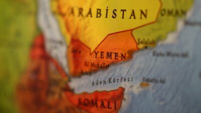 Suudi Arabistan, Yemen'in batısındaki dört vilayeti hedef alarak hava saldırıları