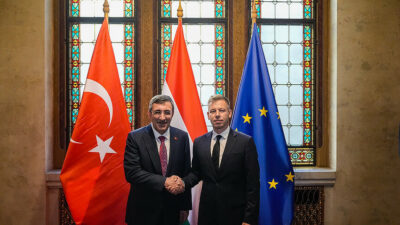 Cumhurbaşkanı Yardımcısı Yılmaz, Macaristan Başbakanı Magyar ile ekonomik ilişkileri ele