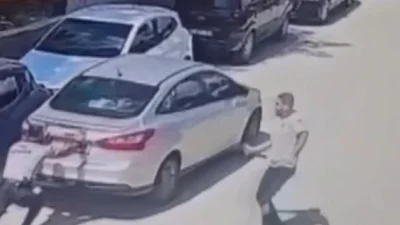 Hatay'da el freni çekilmeyen bir otomobil, güvenlik görevlilerinin hızlı müdahalesiyle